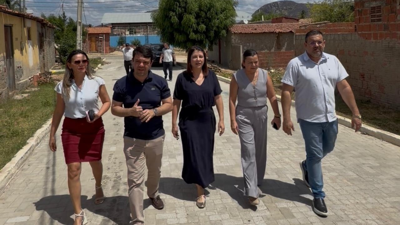 Carla Dickson inaugura cinco ruas calçadas no bairro São Sebastião em Parelhas