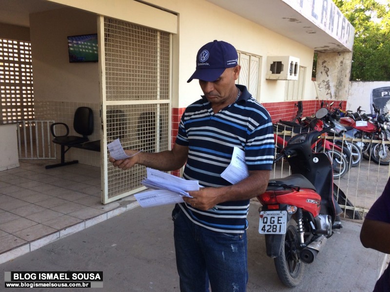 CaminhÃ£o com eletrÃ´nicos Ã© levado por assaltantes e motorista fica apenas com a roupa do corpo