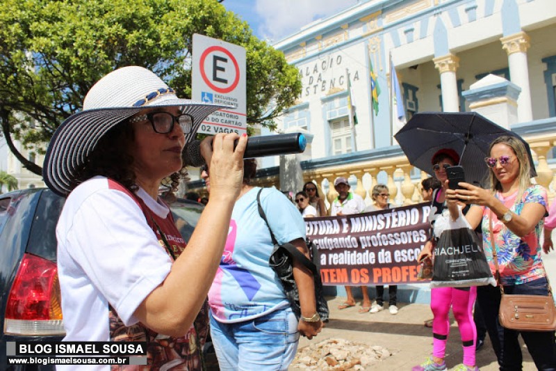 Servidores protestam contra a Reforma da PrevidÃªncia em frente Ã  Prefeitura de MossorÃ³