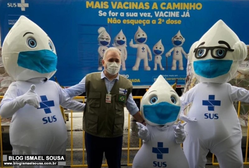 Brasil é o 3º país que mais vacina por dia em doses totais