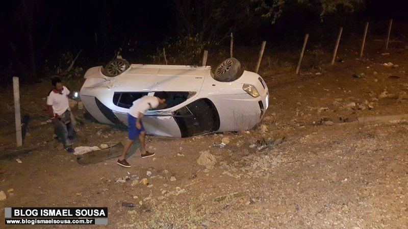 Pneu estoura e carro capota no Complexo ViÃ¡rio Vingt Rosado