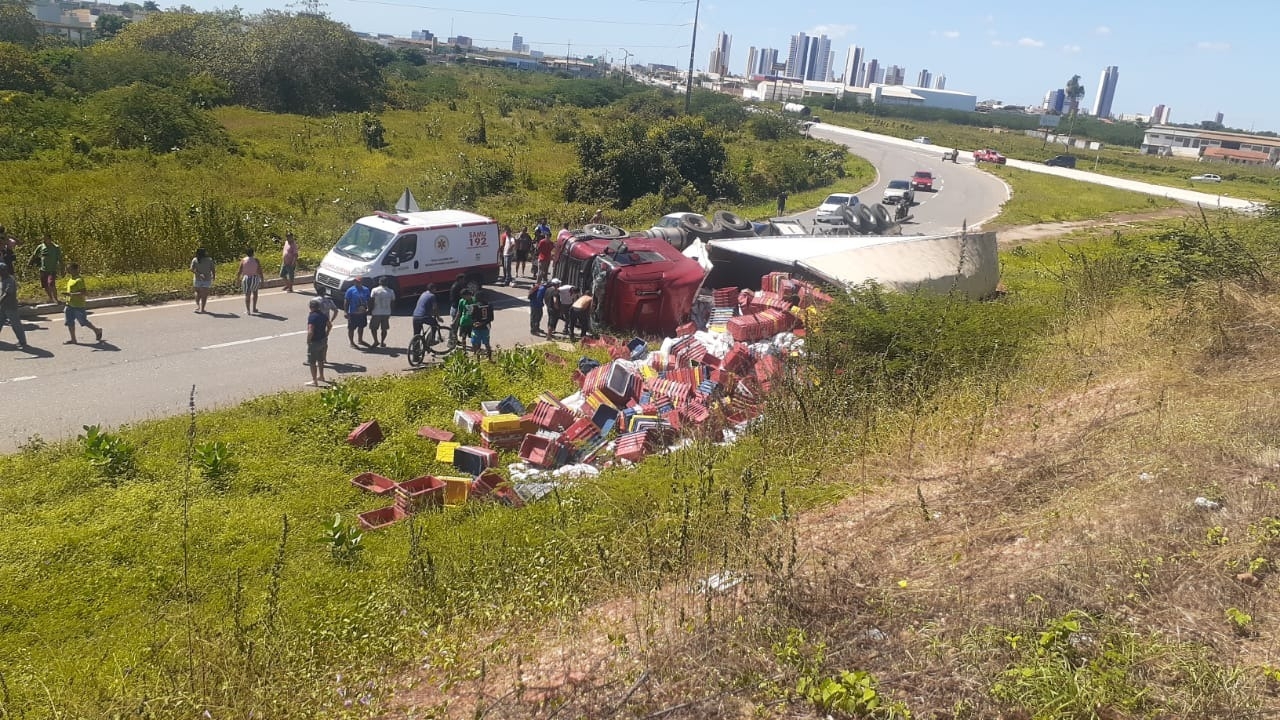 Carreta tomba e interdita alça de acesso para a saída da BR-405, em Mossoró
