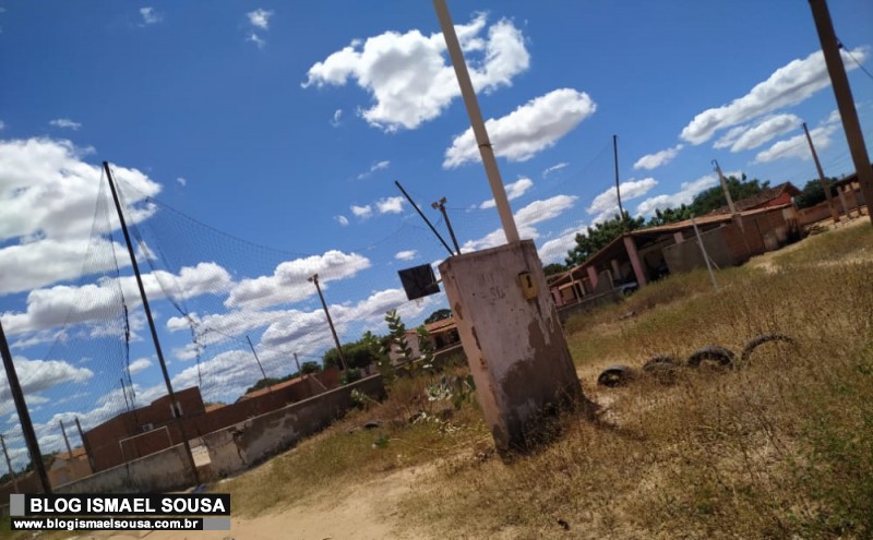 Moradores cobram reforma em quadra de esporte na Maísa
