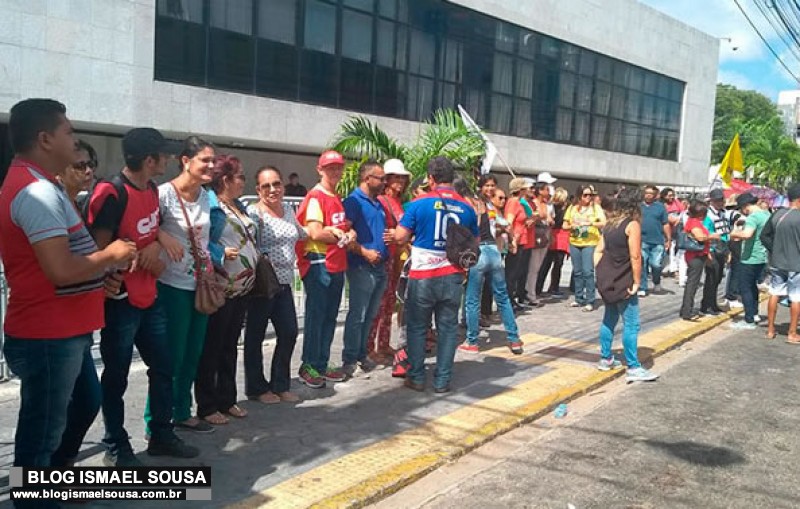 Servidores formam cordÃ£o humana para impedir entrada de deputados na AL