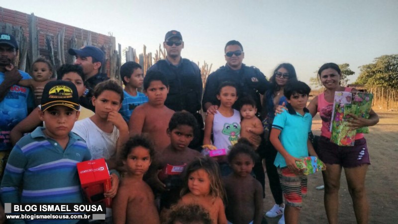 Policiais militares entregam brinquedos para crianÃ§as de comunidade carente de BaraÃºna 