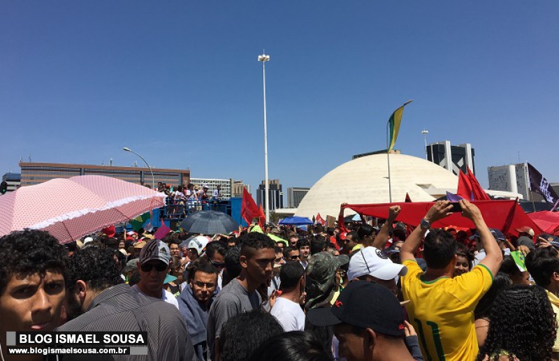 Atos prÃ³-Dilma fracassam feio no desfile em BrasÃ­lia