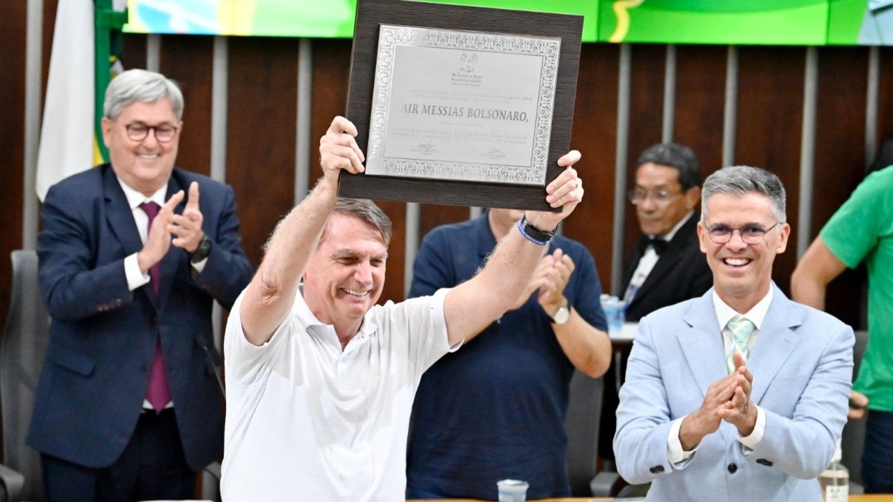 VÍDEO - Aos gritos de 'mito', Bolsonaro é homenageado na ALRN