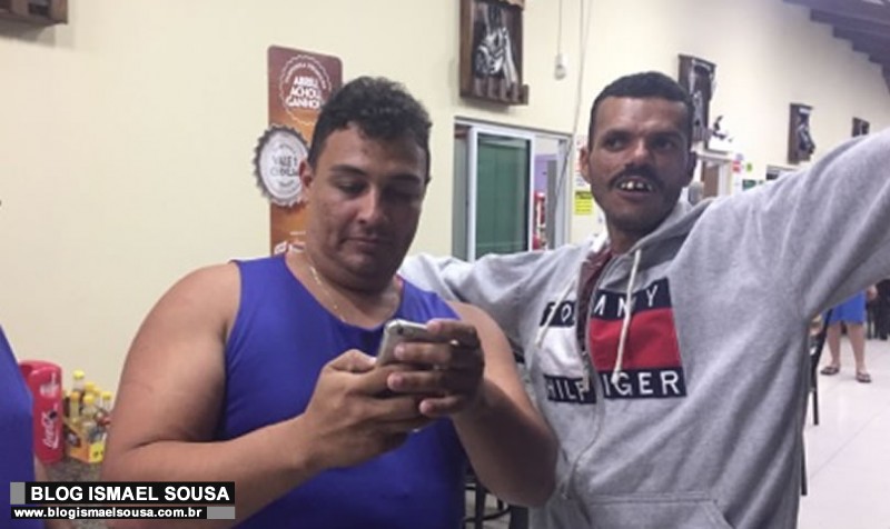 De passagem por MossorÃ³, "Papa Capim" tira foto com fÃ£s em restaurante no SumarÃ©