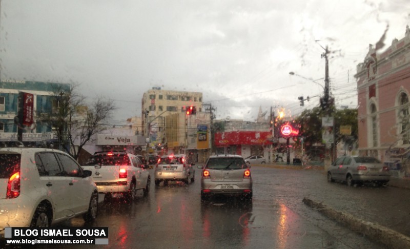 Chegada de frente fria pode contribuir para aumento de chuvas no interior
