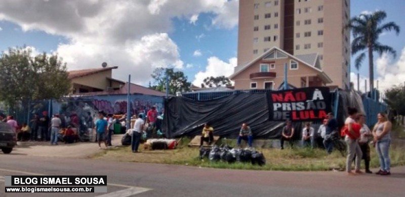 Sem verbas para pagar militantes, acampamento prÃ³-Lula encolhe para 70 pessoas