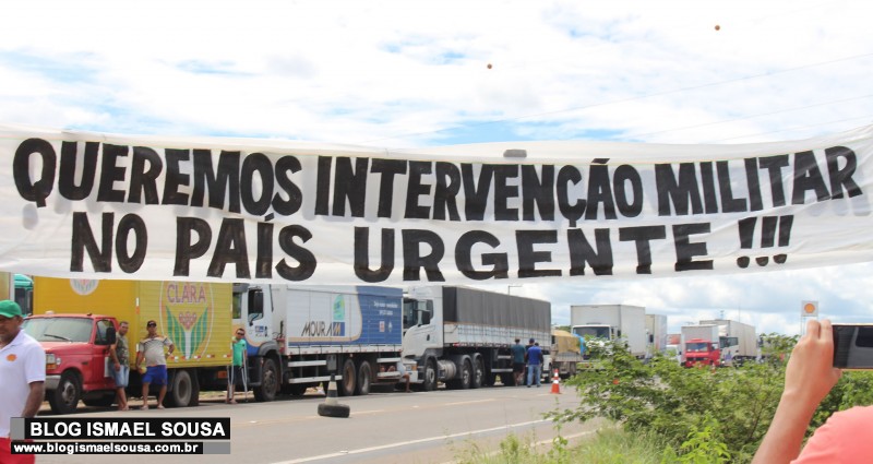 Em MossorÃ³-RN, caminhoneiros exibem faixa pedindo intervenÃ§Ã£o militar