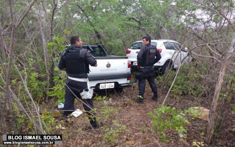 PolÃ­cia Militar encontra trÃªs veÃ­culos roubados em matagal apÃ³s denÃºncia anÃ´nima