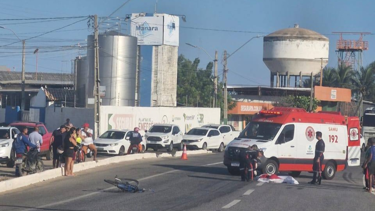 Ciclista morre após colisão com caminhão baú em Mossoró