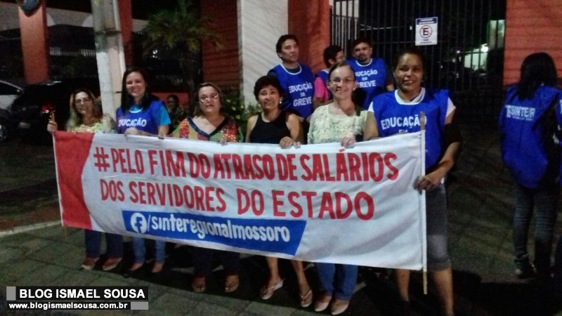 Professores fazem protesto contra Robinson na porta da TCM e chamam governador de "caloteiro"