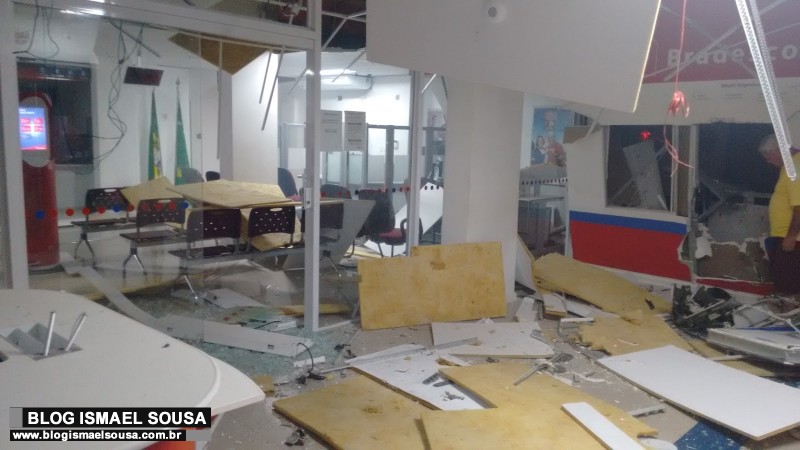 Bandidos aterrorizam CaraÃºbas e explodem duas agÃªncias bancÃ¡rias na madrugada