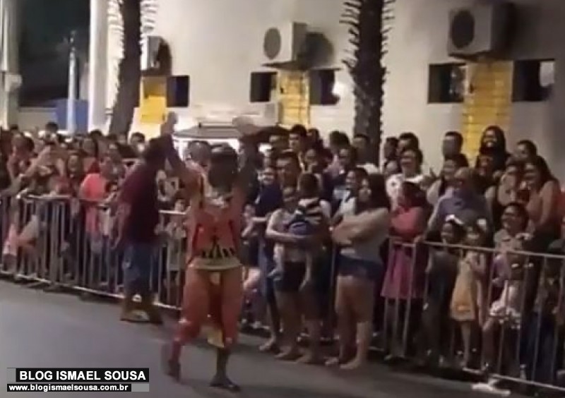 VÃDEO: Paulo Doido Ã© ovacionado durante desfile de 30 de Setembro