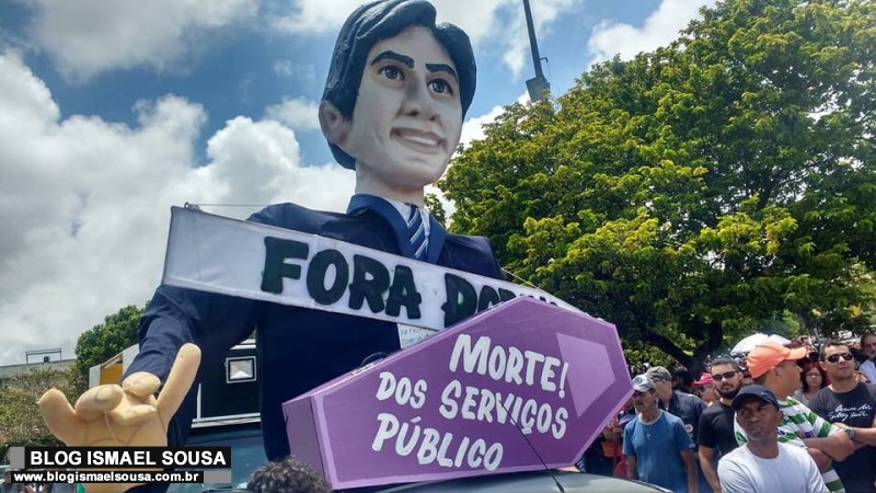Servidores estaduais protestam e cobram do governador pagamento de salÃ¡rios