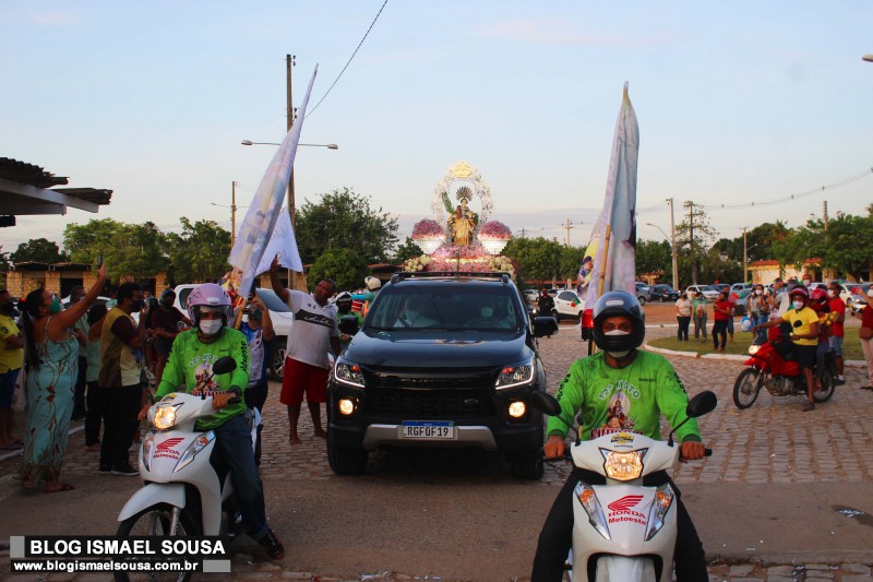 Devotos de Santa Luzia fazem procissÃ£o de carros devido Ã  pandemia