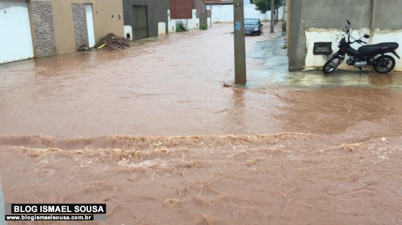 Chuva forte alaga ruas, invade casas e deixa moradores ilhados no Monte Olimpo