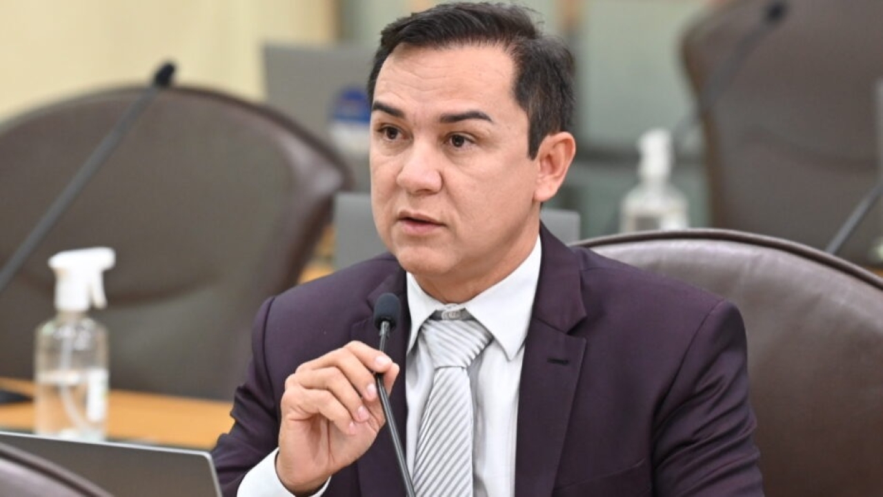 Neilton Diógenes protocola projeto que garante direito à instalação de carregadores para carros elétricos em condomínios