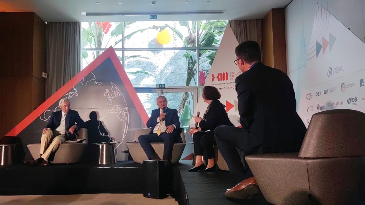 Girão destaca o papel do Brasil no G20 durante o Encontro do Triângulo Estratégico em Portugal