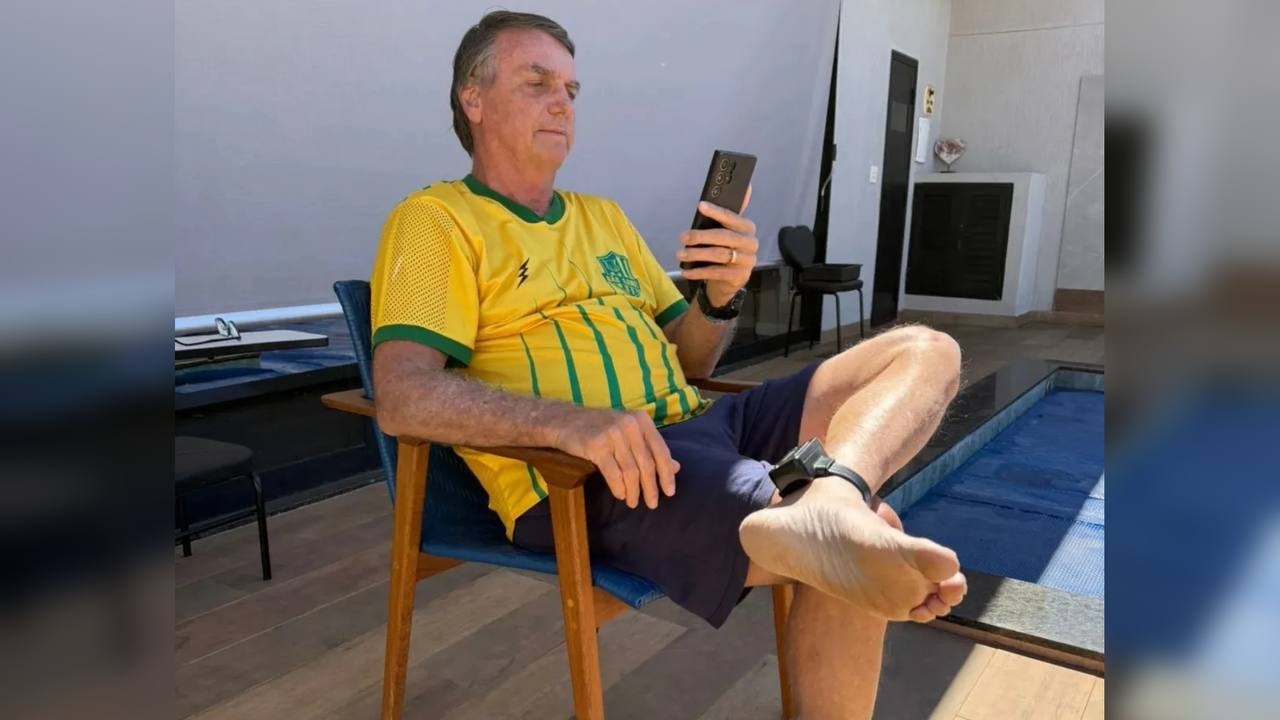 Preso sem golpe, Bolsonaro acompanha manifestações de tornozeleira erguida