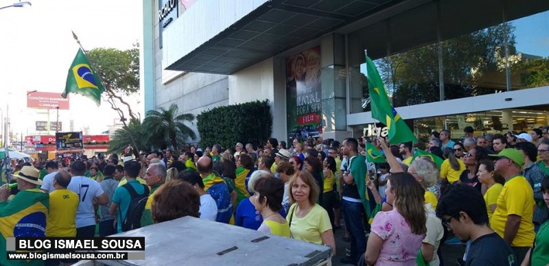 Manifestantes foram as ruas neste domingo pedir impeachment de Gilmar Mendes