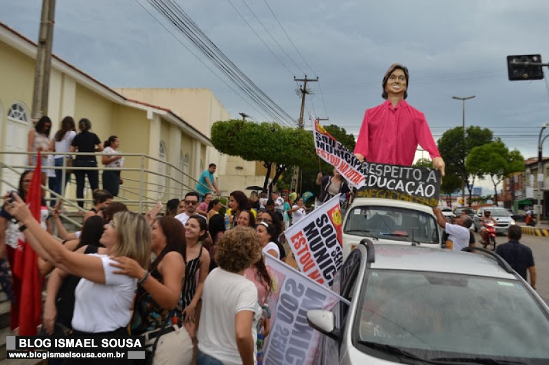 Greve dos professores de MossorÃ³ completa um mÃªs