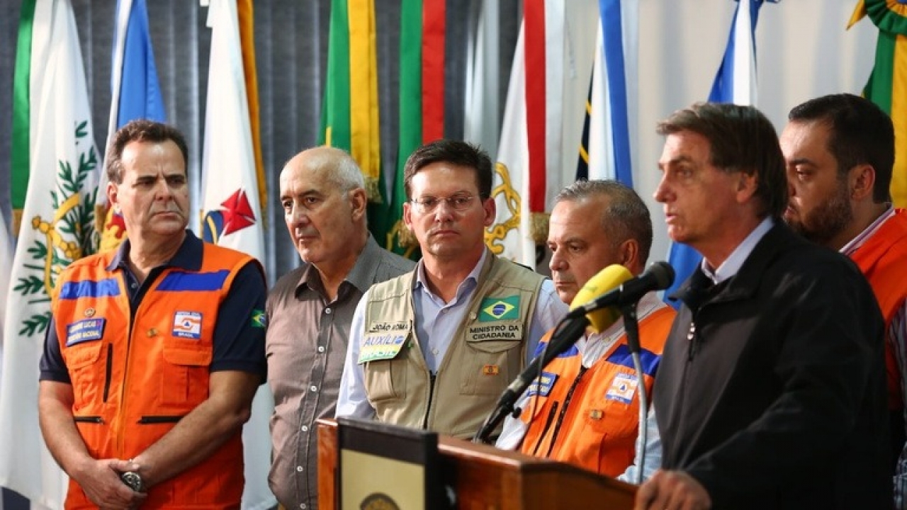 Bolsonaro faz sobrevoo em Petrópolis e anuncia novos recursos para socorro a municípios atingidos por desastres