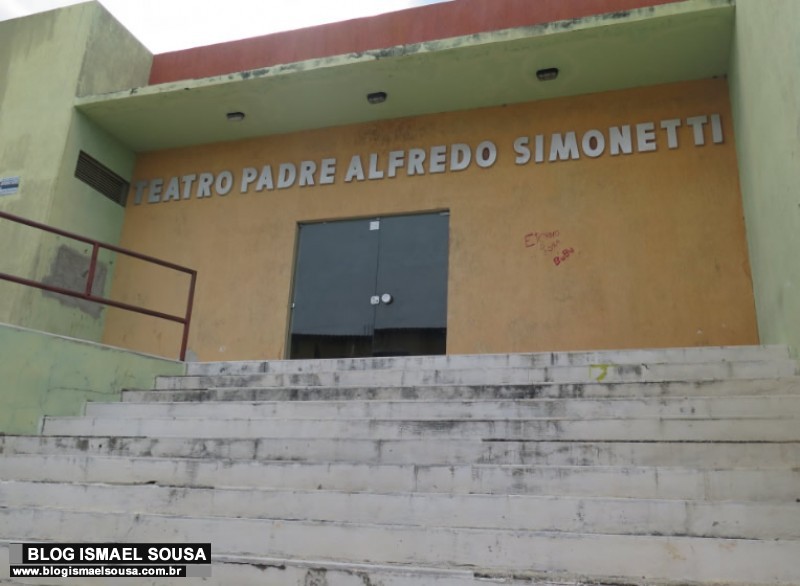 Inaugurado hÃ¡ 17 anos, teatro que deveria servir Ã  comunidade encontra-se abandonado
