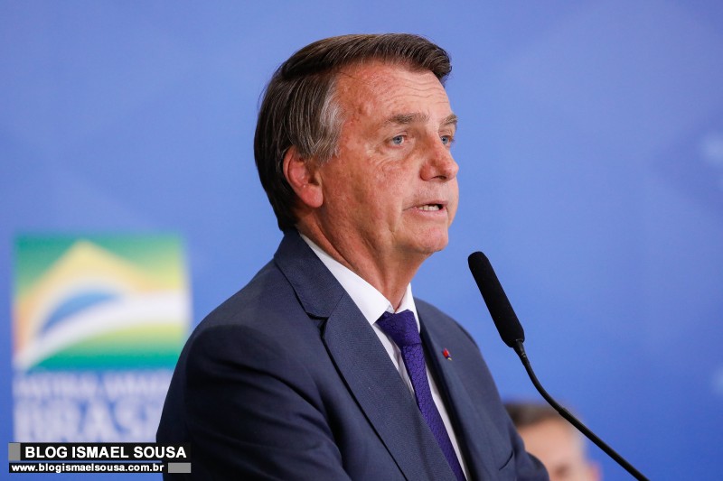 Bolsonaro assina MP que garante liberdade nas redes sociais