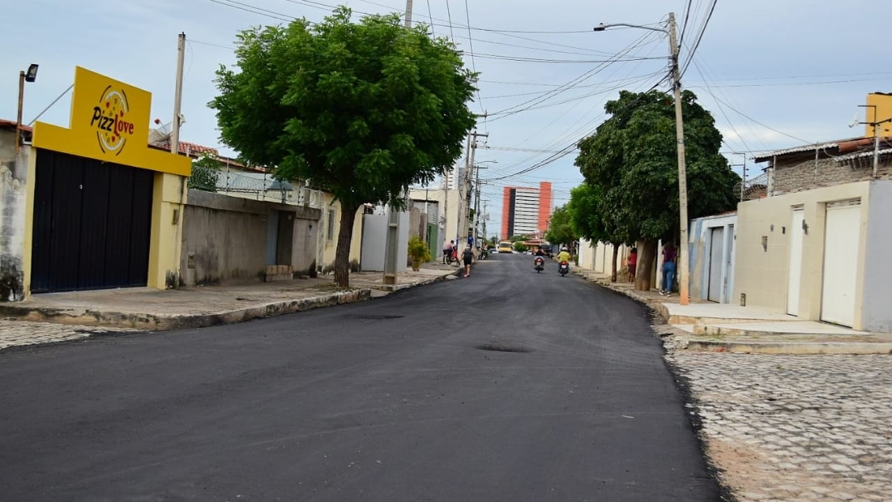 Moradores da Rua Manoel Adelino comemoram chegada da pavimentação asfáltica