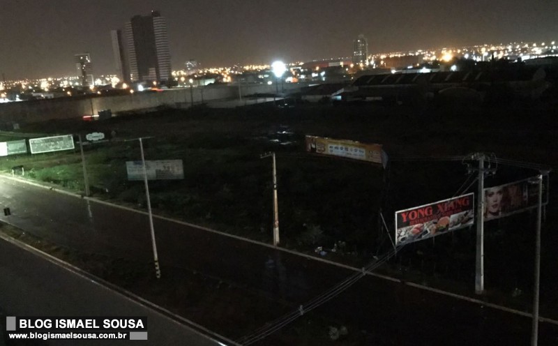Buraco e escuridÃ£o causam acidentes em trecho da Avenida JoÃ£o da EscÃ³ssia