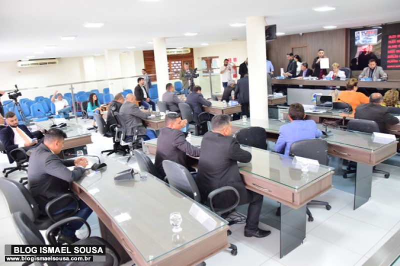 Em meio Ã  crise, CÃ¢mara de MossorÃ³ reajusta salÃ¡rios de servidores comissionados em 10%