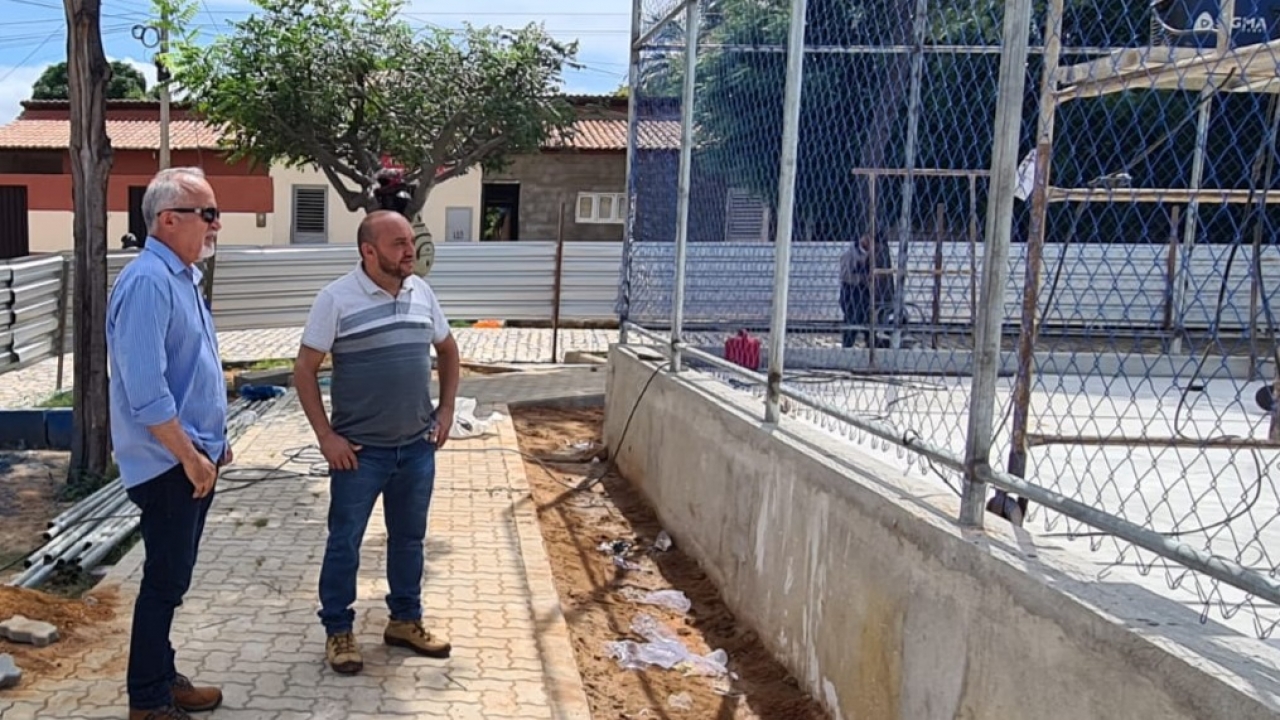 Edson Carlos fiscaliza obras e encaminha solicitações de melhorias para os bairros