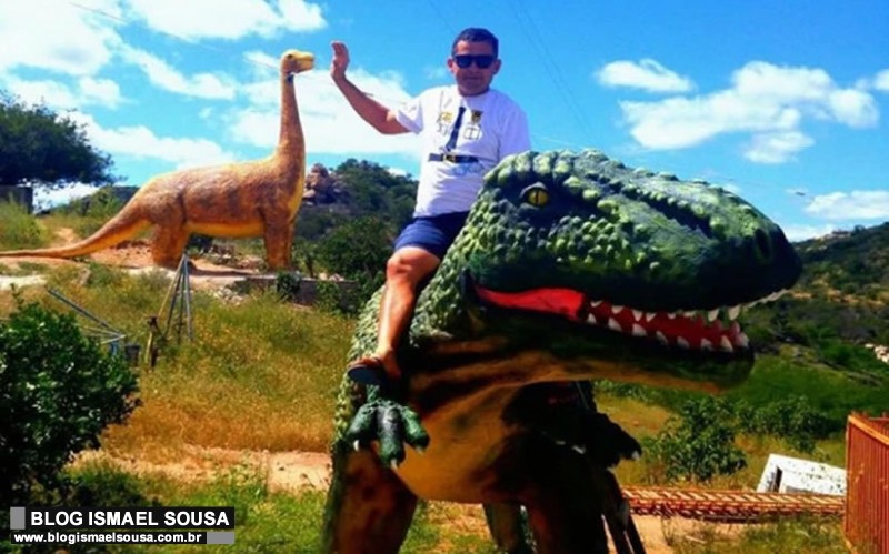 Escultor constrÃ³i um "Jurassic Park" no interior do Rio Grande do Norte