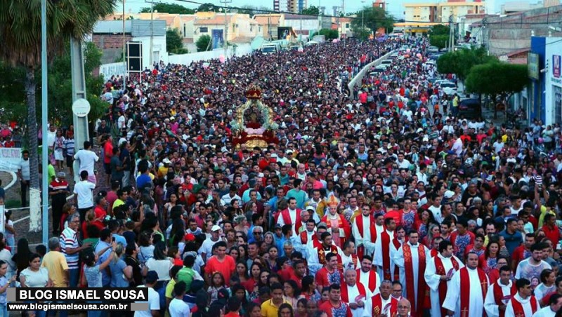 Milhares de fiÃ©is participam da procissÃ£o de Santa Luzia, em MossorÃ³