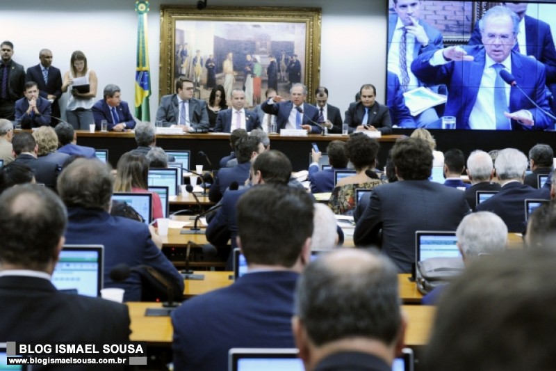 Deputados de esquerda tumultuam audiÃªncia pÃºblica de Paulo Guedes na CCJ