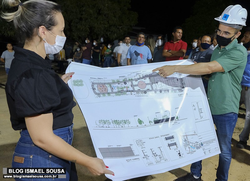 Edson Carlos comemora ordem de serviço para construção da praça no bairro Bom Jesus