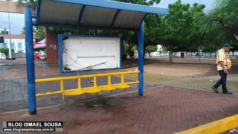 FiaÃ§Ã£o exposta coloca em risco vida de quem usa parada de Ã´nibus em MossorÃ³