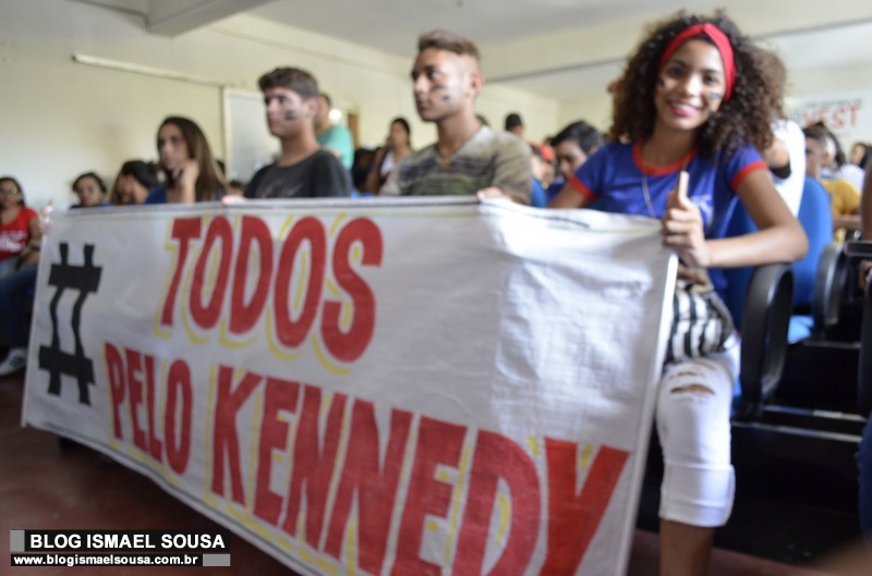 Estudantes protestam contra transferÃªncia de escola em MossorÃ³