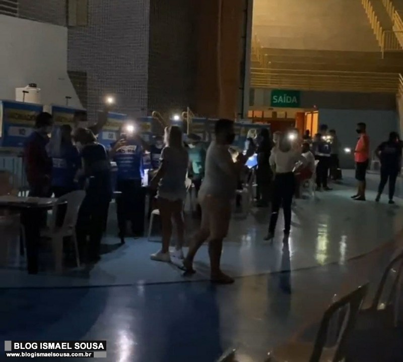 Funcionários da Saúde continuam vacinação com lanternas de celulares após queda de energia em Mossoró