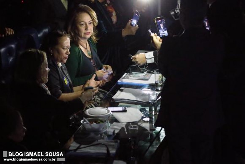 FÃ¡tima Bezerra (PT-RN) ocupa cadeira da presidÃªncia e impede sessÃ£o no Senado