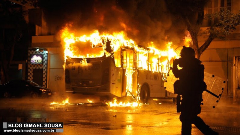 Carta Capital defende que queimar Ã´nibus Ã© uma das "expressÃµes da luta pelo direito ao transporte pÃºblico"