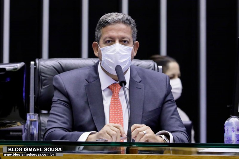 Lira joga um balde de água fria em cima do "superpedido" de impeachment 