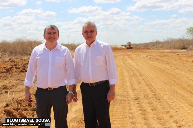 Deputado GirÃ£o visita obras de recuperaÃ§Ã£o da Estrada do Cajueiro: "Esse Ã© o Brasil que estÃ¡ mudando"