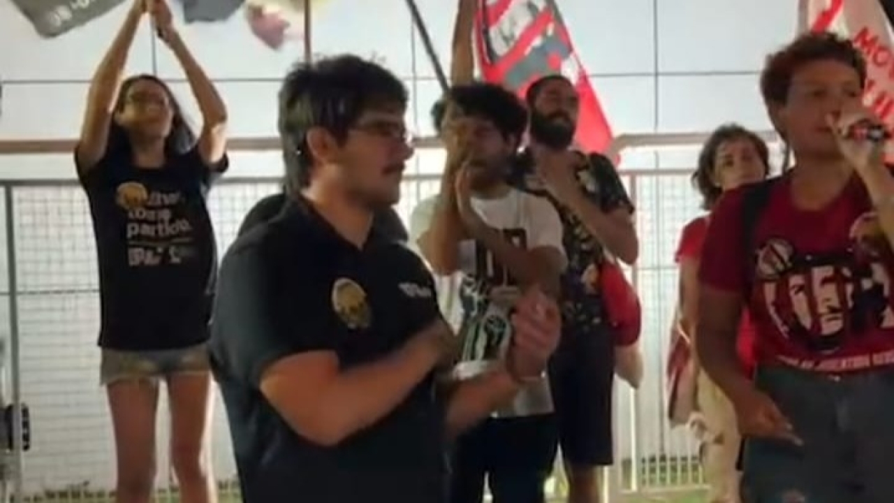 Candidato da esquerda radical protesta em frente à Intertv Cabugi por exclusão em debate eleitoral