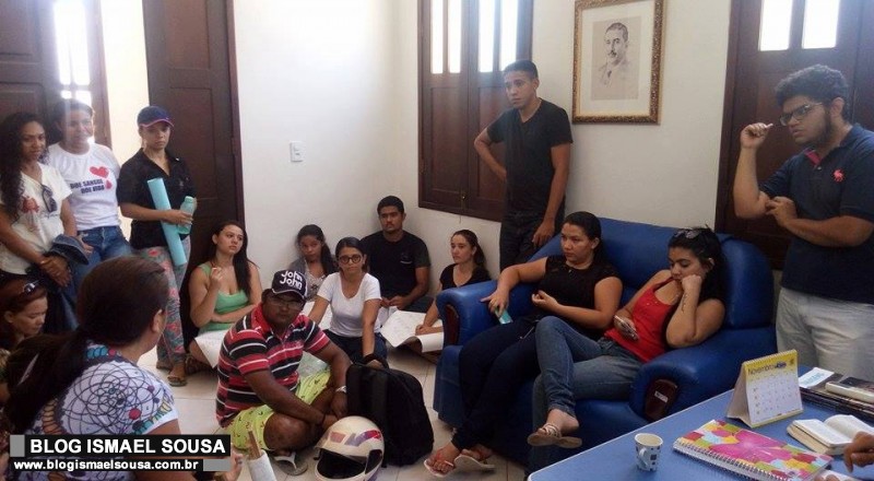 Estudantes ocupam prefeitura de Governador em protesto contra a falta de Ã´nibus