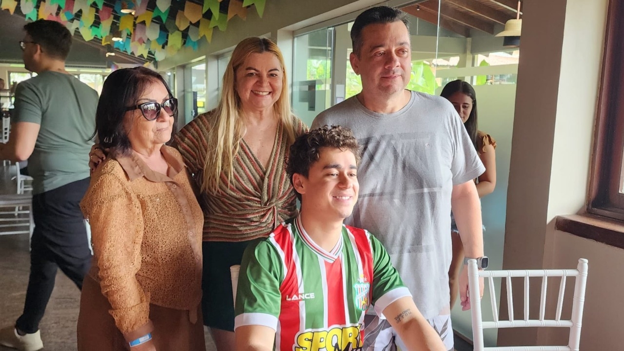 Nikolas Ferreira usa camisa do Baraúnas que ganhou do Coronel Azevedo