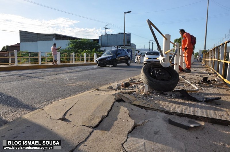 Carro perde a roda apÃ³s colidir com ponte na Avenida Presidente Dutra